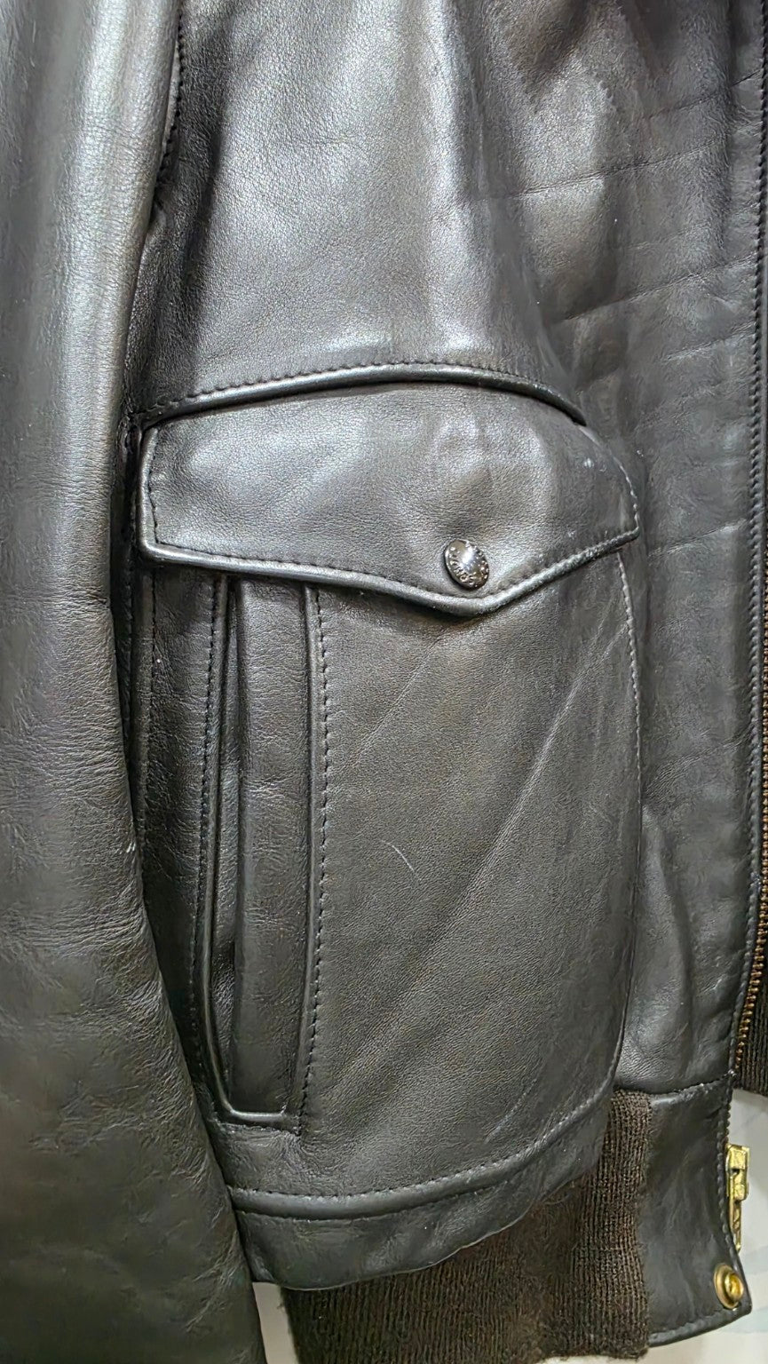 Dettaglio tasca frontale in pelle