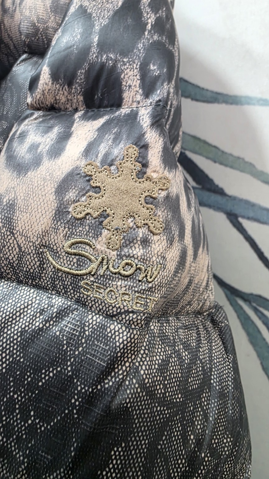 Logo Snow Secret ricamato sulla manica