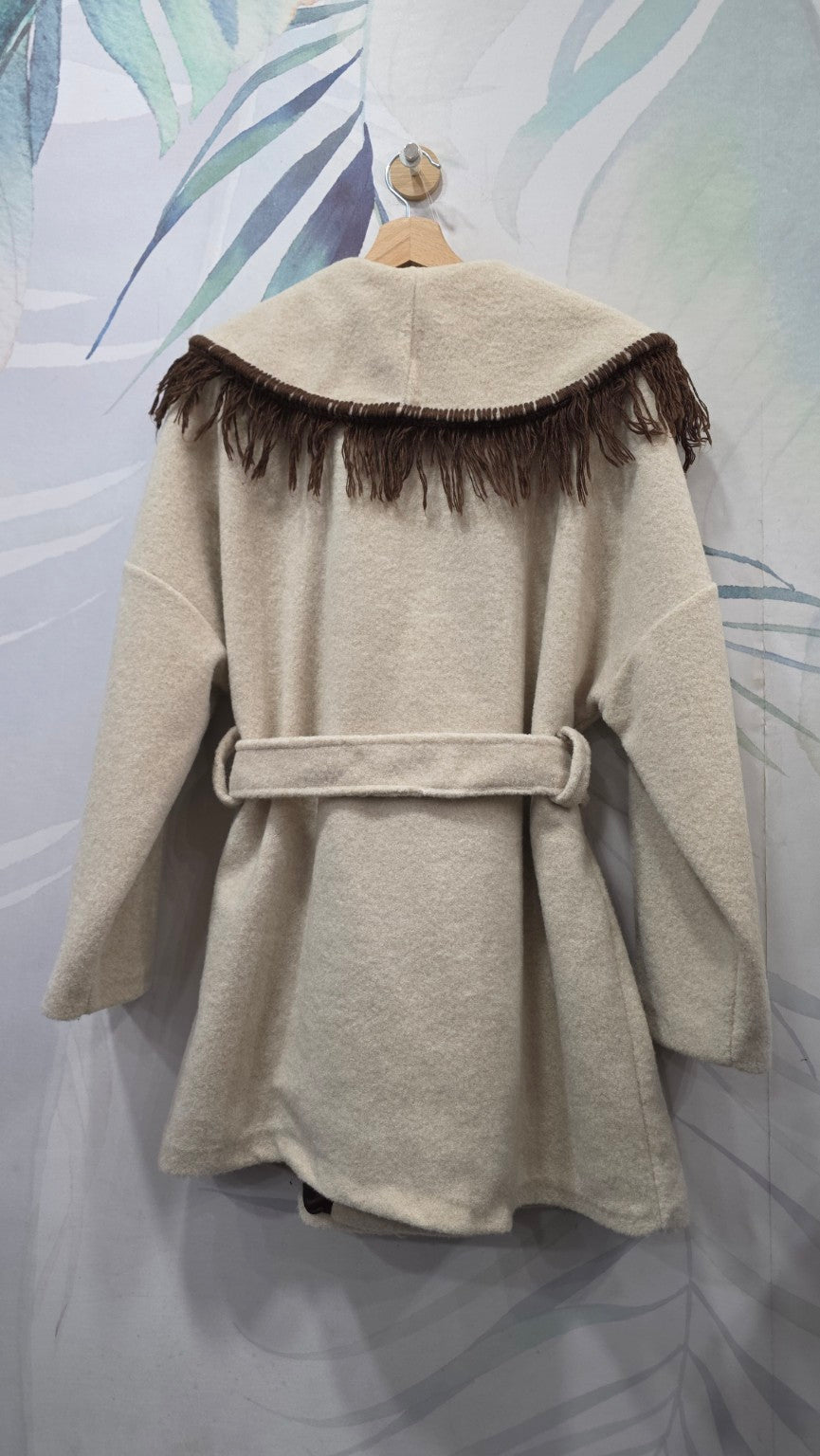 Cappotto VICBEE beige con collo e frange marroni, vista posteriore