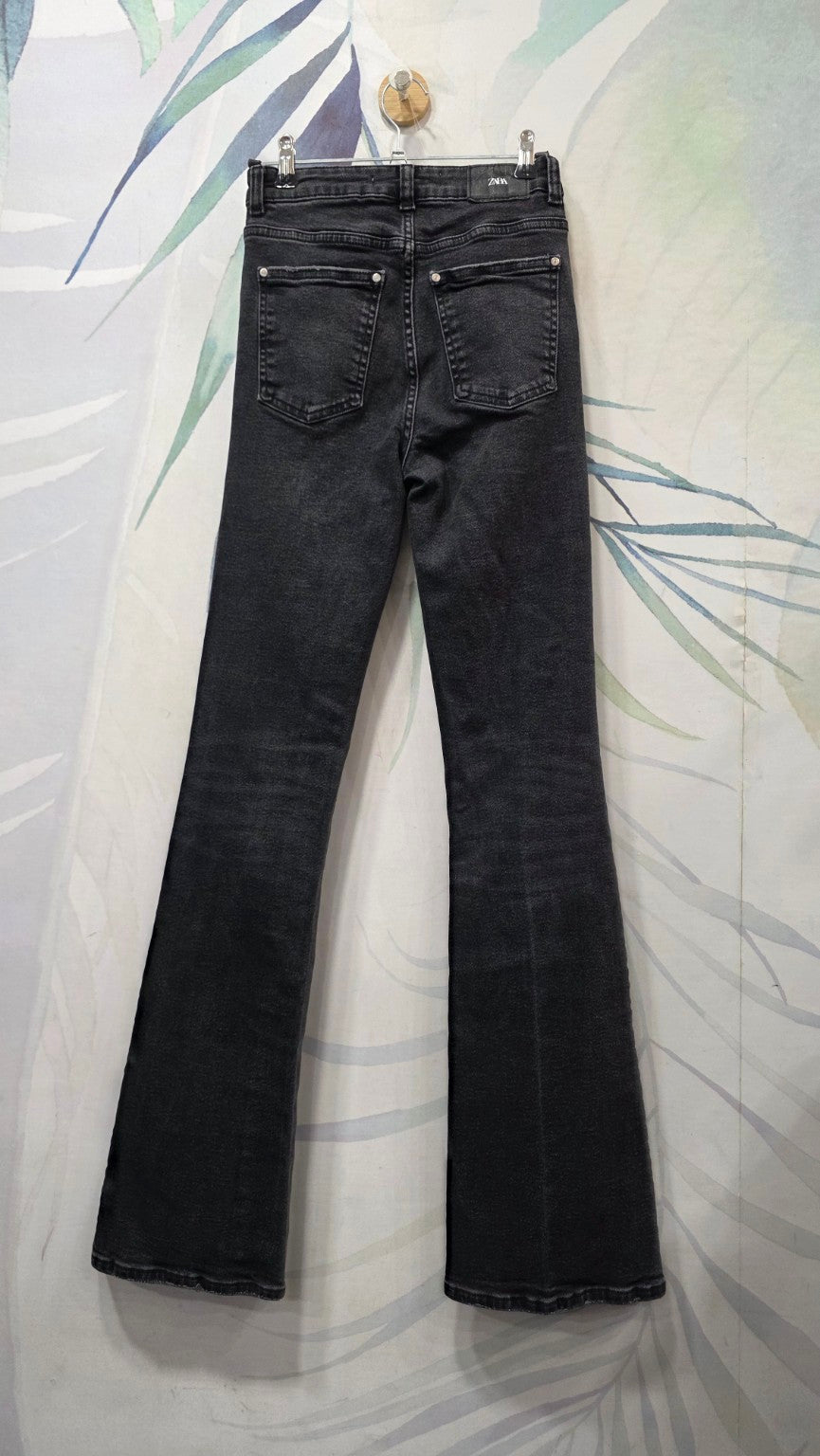 Jeans Zara a zampa neri lavaggio antracite, vista posteriore intera